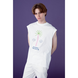 (LEISURE PROJECTS)  LEISURE  PALM SLEEVELESS T-SHIRT เสื้อยืดเเขนกุดทรง oversize พิมพ์ลายต้นมะพร้าวเเละเปลือกหอย