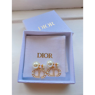 ต่างหูแบรนด์ Dior รุ่น Fribal Pearl with CD Logo Pearl Earring ประดับเพิ่มเติมด้วยมุกเรซินสีขาว