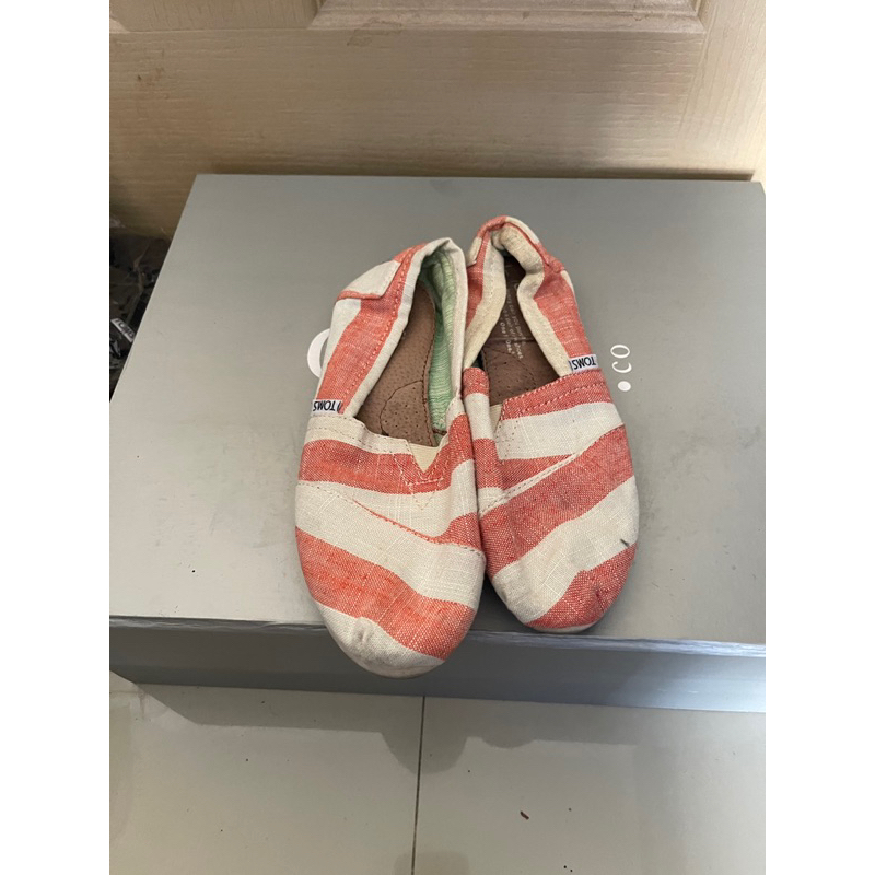 รองเท้าtomsมือ2 ไซร์ W5สภาพ60% ไม่มีอุปกรณ์