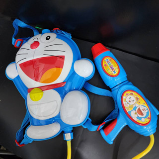 ปืนฉีดน้ำแรงดันอัดลม แบบเป้การ์ตูน ลาย DORAEMON ขนาด 30 cm ฉีดน้ำได้ไกล 5-10 เมตร จุน้ำ 0.5 ลิตร ลิขสิทธ์ของแท้ DR-493