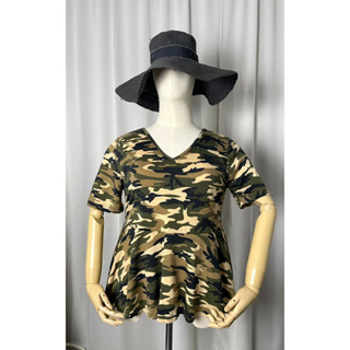 เสื้อสาวอวบ เสื้อยืดแขนสั้นไซส์ใหญ่คอวีลายทหาร แต่งชายเสื้อระบาย หน้าสั้นหลังยาว