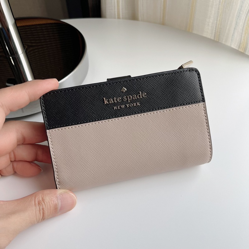 🎀 (สด-ผ่อน) กระเป๋าสตางค์ใบกลาง เทาขาว WLR00124 Kate spade Staci Colorblock Medium compact bifold wallet