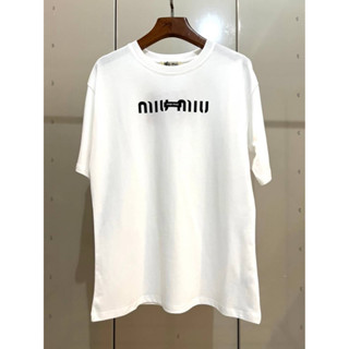 MIU MIU LOGO-PRINT COTTON T-SHIRT เสื้อยืดคอกลมแขนสั้น แบรนด์มิวมิว สกรีนตัวหนังสือโลโก้คลาสสิค