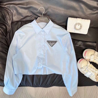 PRADA TRIANGLE STUD LOGO LONG SLEEVE SHIRT CROP IN BLUE เสื้อครอปเชิ้ตคอปก แบรนด์ปราด้า