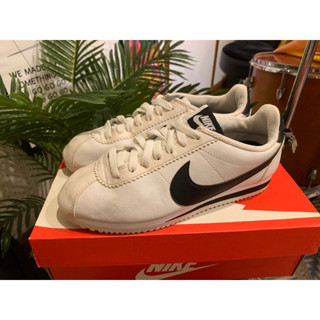 Nike Classic Cortez White Black (W) เนคไท
เสื้อกันหนาวมีฮู้ด