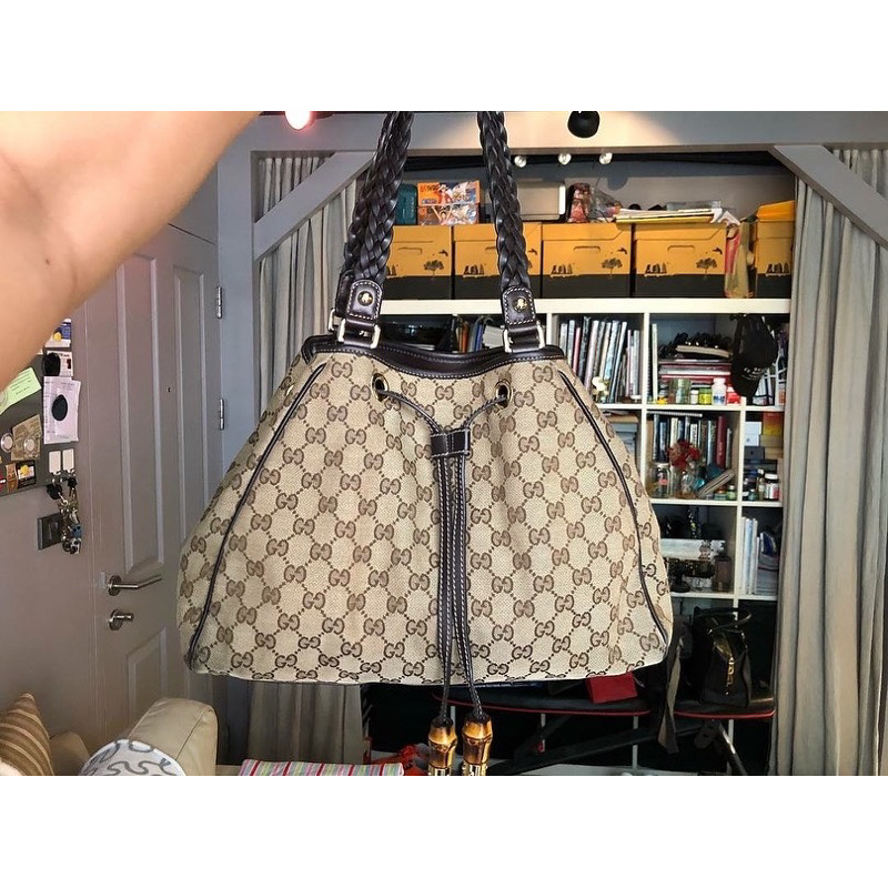 กระเป๋ากุชชี่ Gucci ของแท้ มือสอง (12x16x3)” สภาพใช้งานยังสวย ใบใหญ่ใส่ของจุใจ สะอาด มุมเลอะ ไปสปาเอา มองไม่ชัดสวย