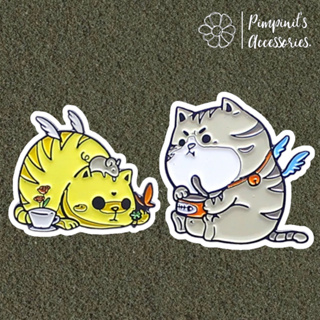 🇹🇭 พร้อมส่ง : 🐱 เข็มกลัดเซ็ทแมวอ้วนจอมขี้เกียจสีเหลืองและสีเทา | Yellow &amp; Grey Lazy Fatty Cat Enamel Brooch Pin Set.