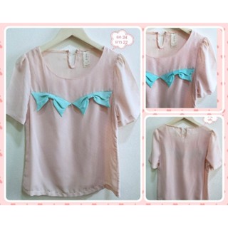 (E04)​ เสื้อซีฟอง​ สีชมพู​จุดฟ้า​ แต่โบว์ฟ้า​ น่ารัก​ หวานๆ​ ได้ลุคคุณหนู​ อก​ 34​ นิ้ว​ ยาว​ 22​ นิ้ว​ งานป้าย​ Liola