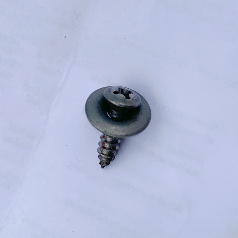 สกรูเกลียวปล่อยมีแหวนรองขนาด M 5 x 20 บรรจุห่อละ 50 ตัว ราคาห่อละ 130 บาท