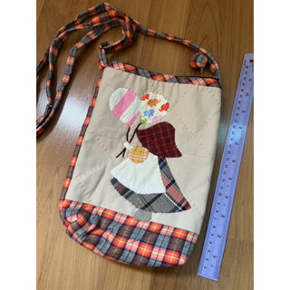 กระเป๋าสะพายข้าง appliqué ลายซู มี3ขนาดให้เลือก