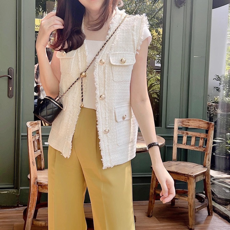 vienna white blazer เพียง 750 บาท ใส่เดี่ยวหรือใส่คลุมก็ได้ ผ้าทอสวย เนื้อนุ่ม แลดูเกาหลีมากเว่อร์ ใส่แมชได้หลายลุค