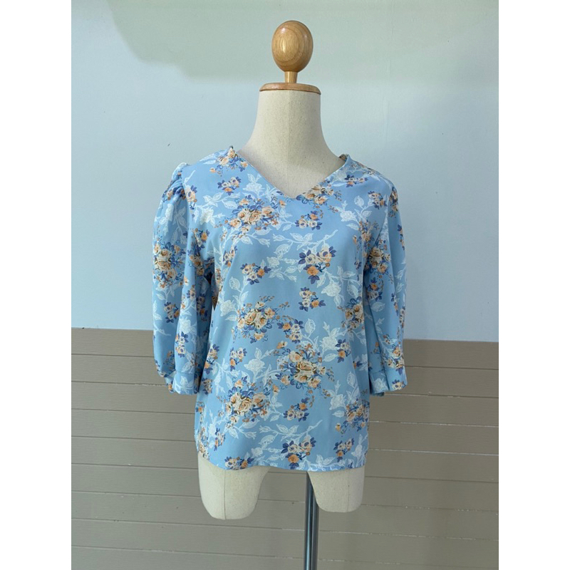เสื้อคอวี สีฟ้าลายดอก ป้าย SV lovely shop