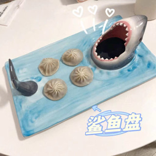 พร้อมส่ง🦈 จานปลาฉลาม จานซูชิ จานเซรามิก จานรูปปลามฉลาม Jaws plate จานเซรามิกสำหรับเรียงอาหาร พร้อมที่ใส่น้ำจิ้ม