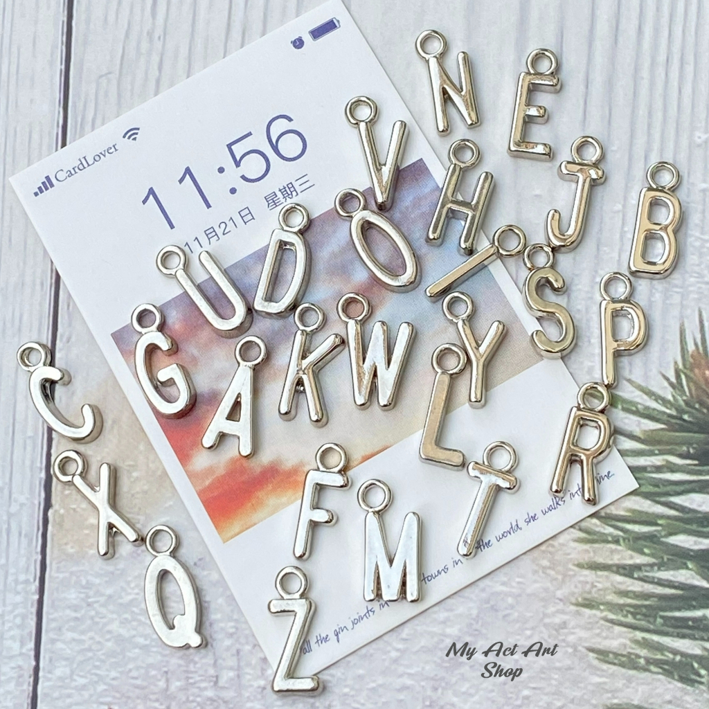 จี้ตัวอักษร โลหะ A-Z สีเงิน ทำเครื่องประดับ DIY  พร้อมห่วง (1ชิ้น)