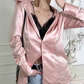 Satin shirt เสื้อเชิ้ตแขนยาว  ดีเทลแต่งลูกไม้ช่วงคอ ใส่แบบเปิด หรือใส่แบบคลุมได้เลยค่ะ เย็บติดกัน2ชิ้นน่ะค่ะ กระดุมหน้า