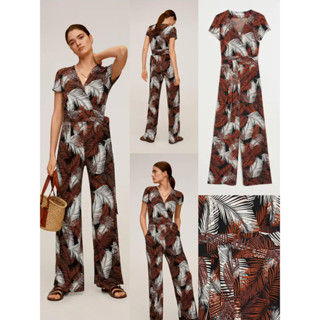 Mango Tropical print jumpsuit  จั๊มสูท แขนสั้นขายาว ช่วงบนคอวีทรงทับไขว้ มีเชือกผูกโบว์ที่เอวแบบเย็บติด กระเป๋าล้วง2 ข้า