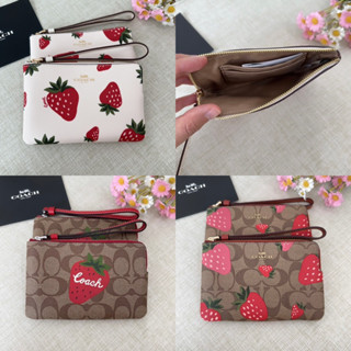 🎀 คล้องมือ 1S ลายสตอเบอรี่ CH535 ขาว/ CH530 CH166 ลายซี Coach Corner Zip Wristlet