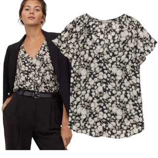 H: Black Print Floral V neck top