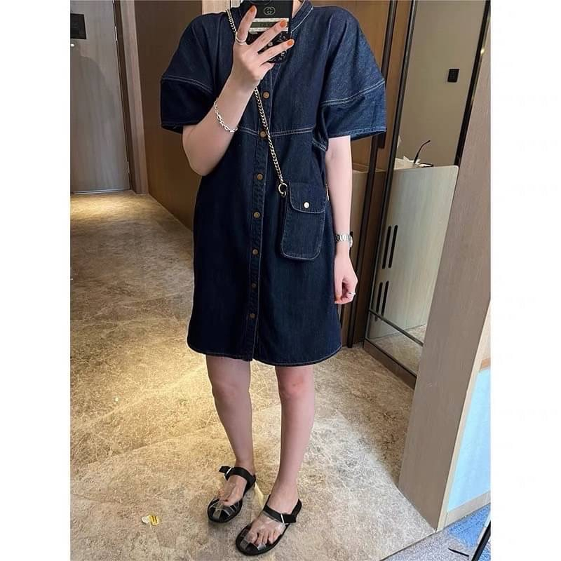 ชุดเดรสยีนส์ทรงOversize มาพร้อมกระเป๋าใช้งานได้จริง ทรงคอกลมกระดุมหน้า ลุคนี้พลาด มีให้เลือก 2 สีโดนๆ ราคา ถูกที่สุด ดีลบีเคเค แกลเลอรีภาพที่ 5