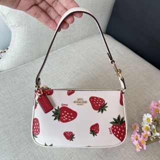 🍓🍓กระเป๋าถือ /สะพาย รุ่นใหม่น่ารักดีนะ
🍓🍓NEW Coach Nolita 19🍓🍓🍓