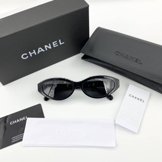 CHANEL OVAL SUNGLASSES ACETATE &amp; IMITATION PEARLS แว่นตากันแดดแบรนด์ชาแนล ทรงแคทอาย ประดับมุกด้านบน