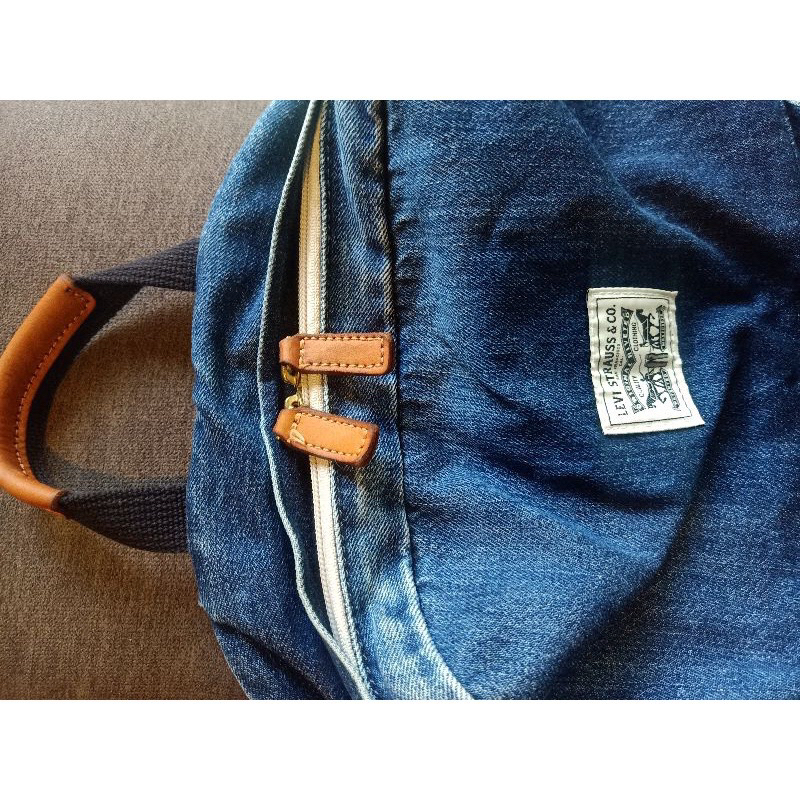 กระเป๋าเป้ยีนส์ Levi’s มือสอง