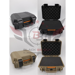 กล่องปืน B5 (V100 Vault Case)  ● ขนาดภายนอก : 31*31*13.5cm. ● ขนาดภายใน : 28*19*8cm.  ● คุณสมบัติ : 1. ความยาวสำหรับปืนท