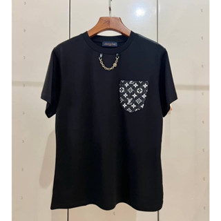 LOUIS VUITTON MONOGRAM POCKET AND CHAIN AROUND NECK T-SHIRT เสื้อยืดคอกลมแขนสั้น แบรนด์หลุยส์วิตตอง