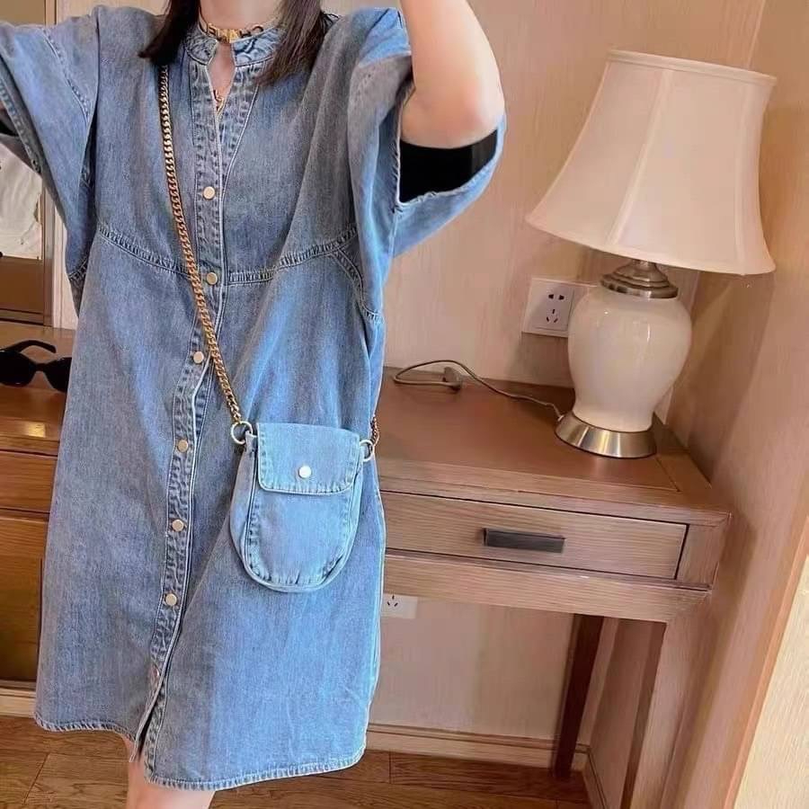 ชุดเดรสยีนส์ทรงOversize มาพร้อมกระเป๋าใช้งานได้จริง ทรงคอกลมกระดุมหน้า ลุคนี้พลาด มีให้เลือก 2 สีโดนๆ ราคา ถูกที่สุด ดีลบีเคเค แกลเลอรีภาพที่ 2