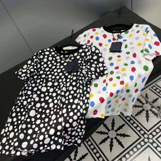 LOUIS VUITTON LV X YK YAYOI KASUMA PAINTED INFINITY DOTS COTTON T-SHIRT เสื้อหลุยส์วิตตอง สกรีนลายจุดทั่วตัว คอแต่งโซ่