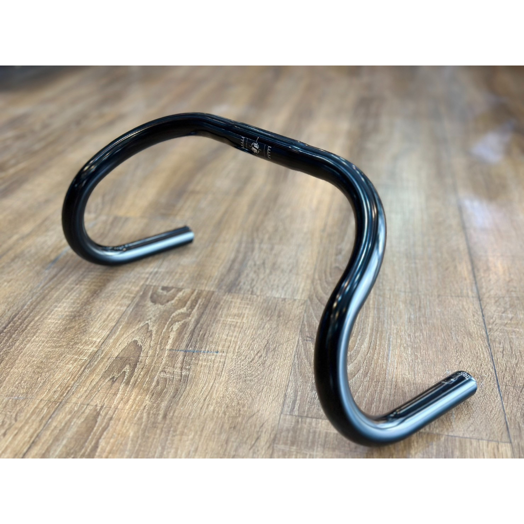 แฮนด์ จักรยาน ฟิกเกียร์ ลู่  satori ขนาดจับ 25.4mm อลูมีเนียม made in taiwan สีเงินและดำ กว้าง40cm