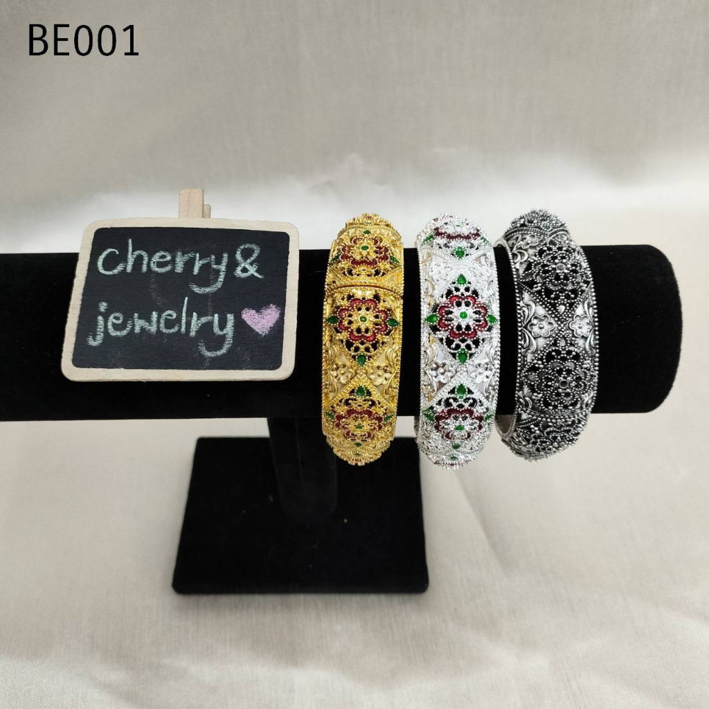 รุ่นฮอตฮิต กำไลข้อมือสวยๆลายดอกไม้ฉลุลงยา ชุบทอง/เงินขาว/สีรมดำ สินค้าพร้อมส่ง