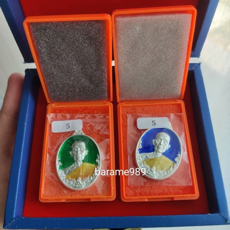 เหรียญหลวงปู่โต๊ะ คุณเอ็มหัตถ์เทพ รุ่นสร้างบารมี เนื้อเงินลงยา โค๊ต 5 ชุดทองคำ (เลขมงคล)