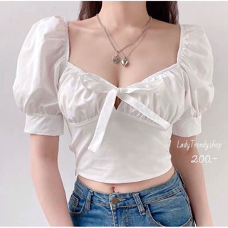 เสื้อครอป สีขาว แขนดอลลี่ แต่งโบว์ด้านหลัง ซิปข้าง