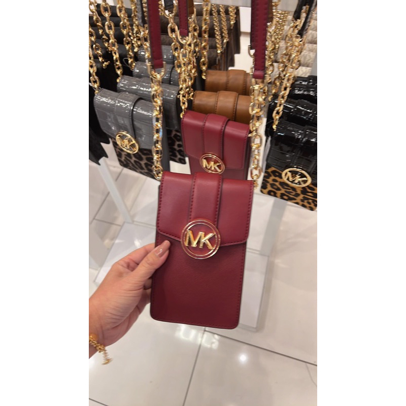 พร้อมส่ง แท้ 🇺🇸💯% New MK กระเป๋า MICHAEL KORS Carmen Small Logo Smartphone Crossbody Bag (MULBERRY) 