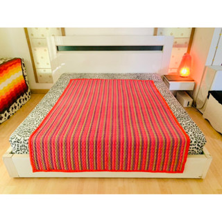 ผ้าปูรองนอน หรือพรมปูพื้น (แบบหนา) ขนาด 4.5-5ฟุต สีแดงกำมะหยี่ลายทางหลากสี มือสองสภาพดี สินค้าญี่ปุ่น-เกาหลีแท้