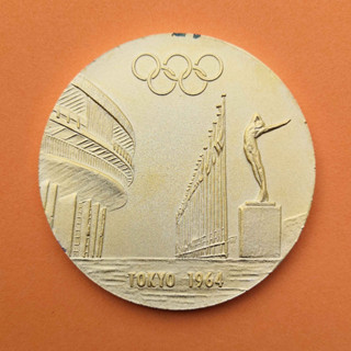 เหรียญที่ระลึก มหกรรมกีฬาโอลิมปิก ครั้งที่ 18 OLYMPIAD TOKYO 1964 เหรียญชุบทอง ขนาด 5.8 เซน พร้อมกล่องเดิม ของสะสม