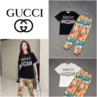 ชุดเซ็ต Gucci เสื้อแขนสั้นลายชื่อแบรนด์ + กางเกงขายาวลายโทนสีเหลืองเขียว GUCCI