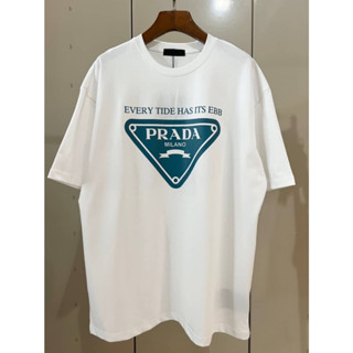 PRADA EVERY TIDE HAS ITS EBB TRIANGLE PRINTED COTTON T-SHIRT เสื้อยืดคอกลมแขนสั้น แบรนด์ปราด้า สกรีนตัวหนังสือโลโก้