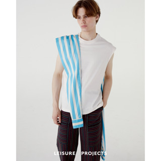 (LEISURE PROJECTS)  TIE OVERSIZE T-SHIRT เสื้อยืดเเขนสั้นทรง oversize ตัดเย็บด้วยผ้าคอตตอน พร้อมดีเทลเเขนเสื้อเชิ๊ต