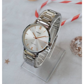 นาฬิกา Casio รุ่น LTP-VT01D-7B นาฬิกาผู้หญิงสายสแตนเลสสีเงิน หน้าปัดสีขาว - มั่นใจ ของแท้ 100% รับประกันสินค้า 1ปี