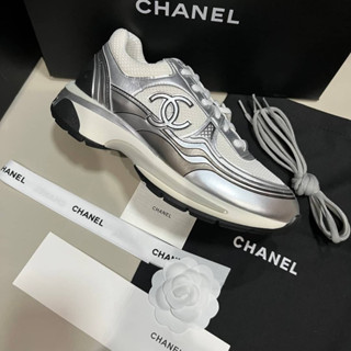 CHANEL FABRIC &amp; LAMINATED LIGHT GRAY &amp; SILVERED รองเท้าผ้าใบแบบผูกเชือก แบรนด์ชาแนล ตัวหนังสือ CC สีเงินเมทัลลิค