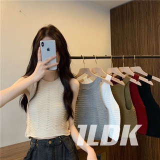 1LDK🌈พร้อมส่ง🌈เสื้อครอปไหมพรม แขนกุดคอกลม ผ้าหนาใส่สบาย เซ็กซี่ที่สูด(J158)