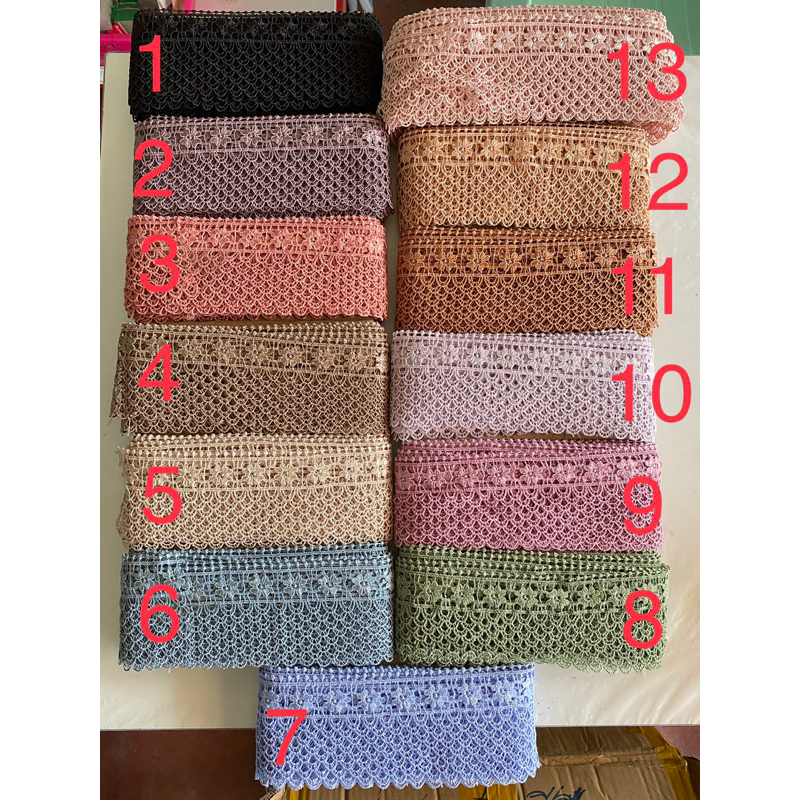 ผ้าลูกไม้ตกแต่งขอบ ขนาดกว้าง 3 นิ้วราคาเมตรละ 80 บาท มีหลายสีให้เลือก