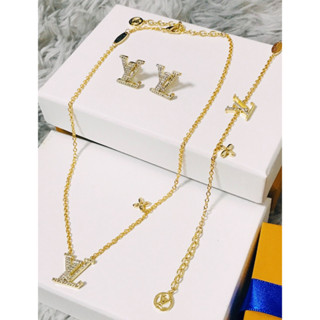 ต่างหู+สร้อยข้อมือ ปรับระดับได้ เครื่องประดับยกเซตset LVหลุยส์ ไม่ลอกไม่ดำ อุปกรณ์ครบ เป็นขวัญได้เลย ถ่ายจากสินค้าจริง