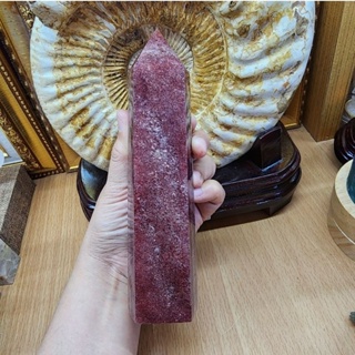 แท่งหินสตรอเบอรี่ควอตซ์ หินสตรอเบอรี่ ควอตซ์(Strawberry Quartz)สูง 18.5 ซม.กว้าง 4.7 ซม.หนา 4.1 ซม.น้ำหนัก 616.3กรัม