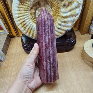 แท่งหินสตรอเบอรี่ควอตซ์ หินสตรอเบอรี่ ควอตซ์(Strawberry Quartz)สูง 21 ซม.กว้าง 4.4 ซม.หนา 4.6 ซม.น้ำหนัก 819 กรัม