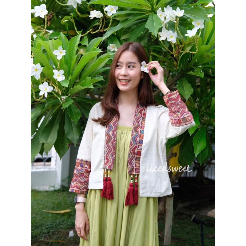 เสื้อคลุมพื้นเมือง แต่งผ้าทอ มีพู่ห้อย