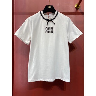 MIU MIU COTTON T-SHIRT ชนช็อป เสิ้อยืด คอคตอน ผ้าดีมาก ปักเลื่อม แต่งโบว์ช่วงคอ สีขาว มิวมิว