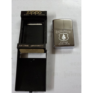 ZIPPO  ปี1996  ตำรวจนครบาล   สีเงินผิวโครเมี่ยม   ขัดเงา   ลายแบบเลเซอร์   ถังในปีตรง  ของใหม่